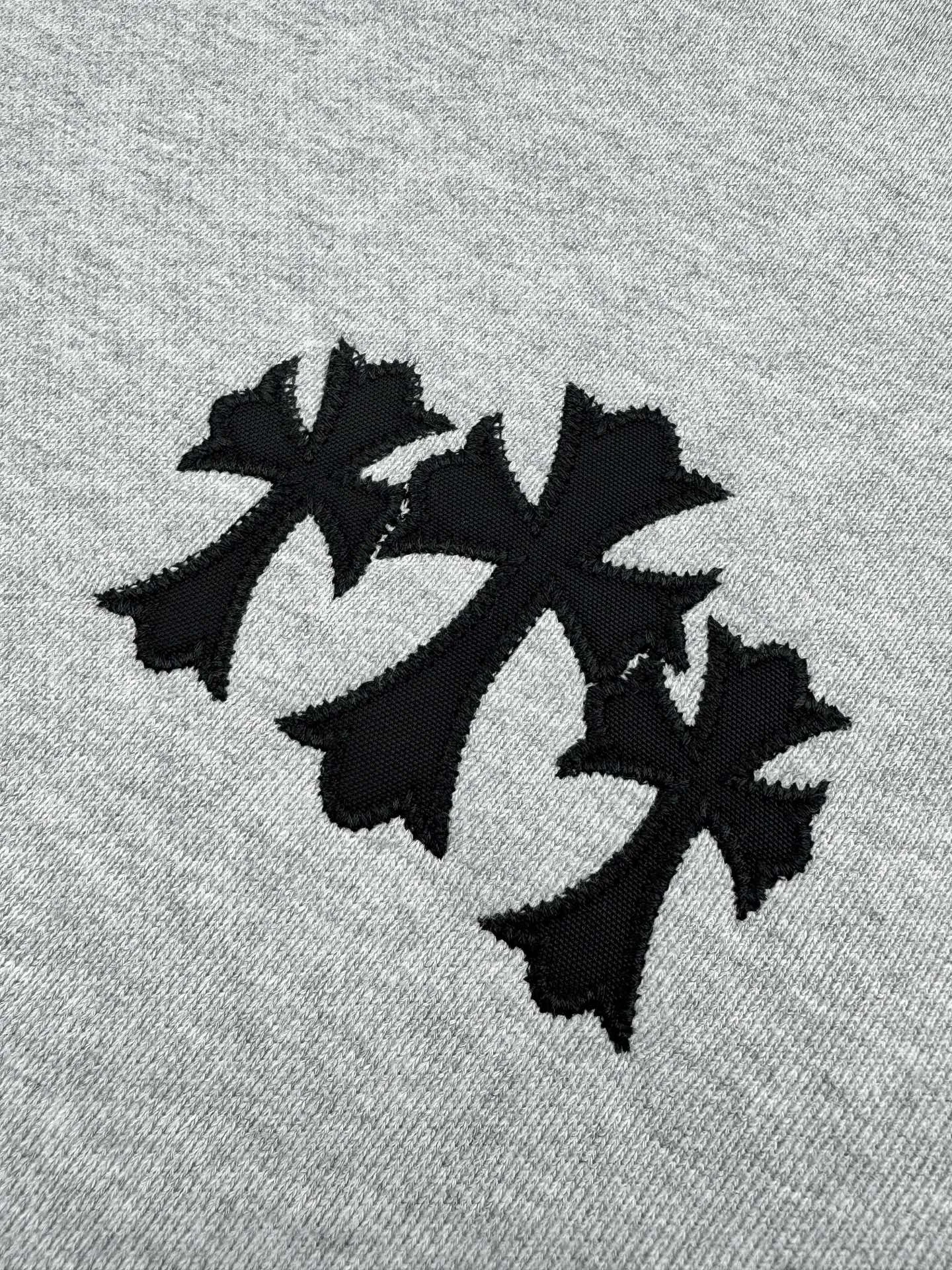 P390 Chrome Hearts Logo Round Neck Sweatshirt Customized heavy fortress intertwined air cotton, full of texture, thick and solid, based on high-grade ash tones, with a beauty that coexists with vicissitudes of life and elegance. With the Chrome Hearts cross patch embroidery decoration on the chest, it becomes the ultimate interpretation of dark gothic style. Unobtrusive but with an indescribable aura, interpreting the perfect blend of retro and luxury. Process 1: Using imported machine patch embroidery technology, using advanced computer control systems and precision mechanical components to realize the Chrome Hearts logo patch embroidery operation, showing an embroidery effect with both clarity and three-dimensionality. Process 2: The fabrics have been washed and have a better hand feel. Not easy to deform, not easy to shrink, not easy to fade, and maintain long-term beauty. Accessories: Customized 1:1 CH iron plate Customized 1:1 CH trademark Fit: Loose fit Size: S M L XL Style number: CC917